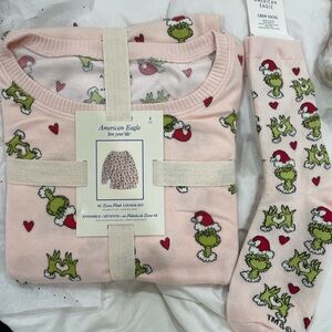 2025 3 pcs AE luxe plush pink grinch Santa hat PJ set w/ dr. Seuss socks- S NWT